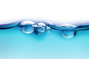How does the air bubble in the water create the "plinking" sound after a water drop collides with other water?